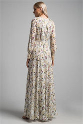 Vestido largo de cuello redondo con pliegues florales y cinturón